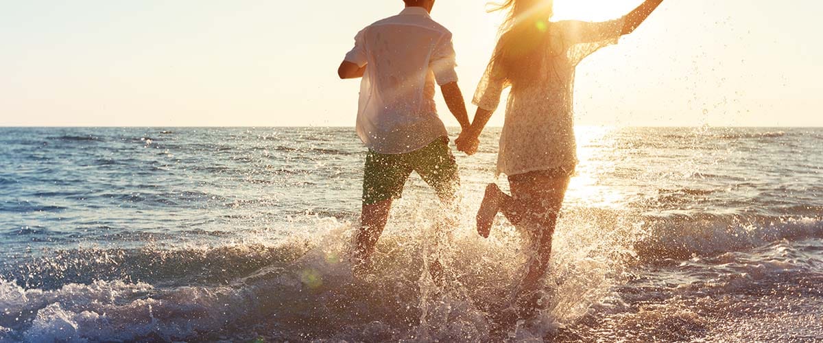 Accidentes de Primavera y cómo mantenerse a salvo 6 happy young couple enjoying sea